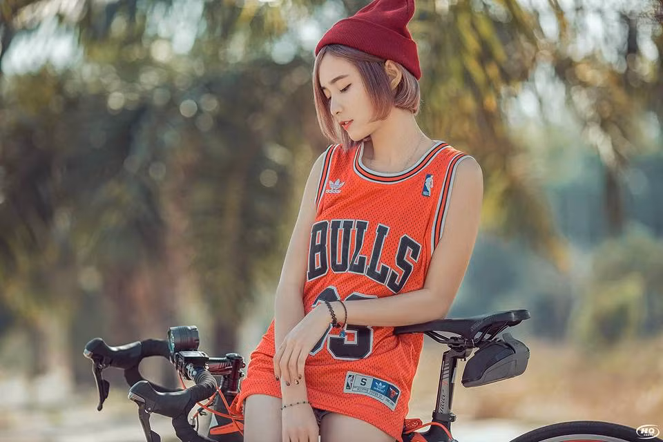 Cô gái được gọi là bản sao của DJ Soda tên thật là Nguyễn Vũ Ngọc Hân (sinh ngày 18/7/1995) hiện đang là sinh viên trường Cao đẳng Y tế Đồng Nai.