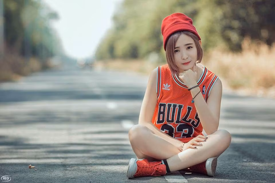 Với lợi thế giống nữ DJ Hàn Quốc, cô nàng Ngọc Hân liên tục nhận được lời mời làm mẫu ảnh và làm mẫu quảng cáo cho các nhãn hàng thời trang.