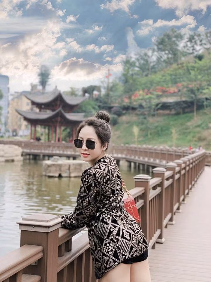 Có một điểm chung thú vị, Trâm Anh và Bùi Tiến Dũng cùng quê Thanh Hóa. Thế nên, hot girl World Cup này dành tình cảm nhất định cho chàng thủ môn xứ Thanh.