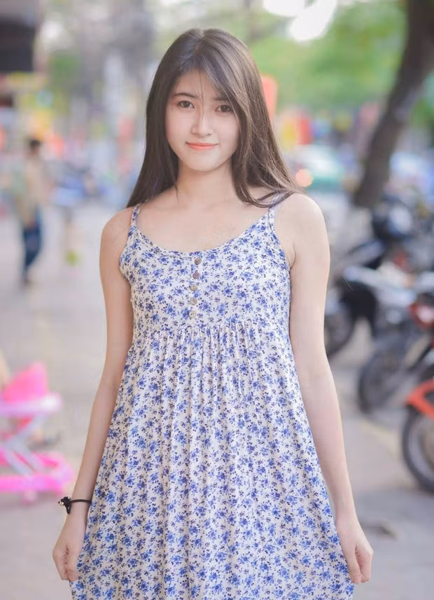 Cũng theo Thu Uyên, bức ảnh khiến cô được nhiều người ý tới không phải được chụp trong dịp trên xe về quê ngày 2/9 vừa qua mà nó được thực hiện khi cô bạn này đi sinh hoạt cùng CLB và ngủ quên trên đường đi bị mọi người chụp lại trêu.