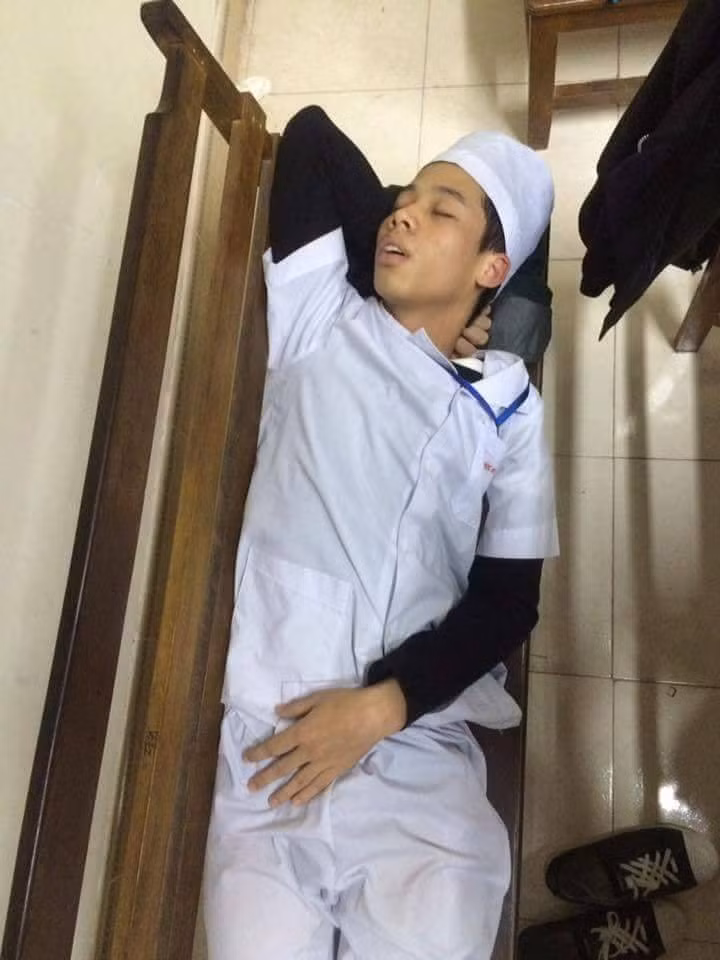 Giấc ngủ ngắn trên chiếc ghế băng của các bạn sinh viên thực tập ngành Y là điều quá đỗi quen thuộc.