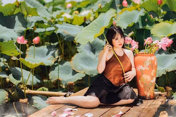 Theo chia sẻ của Thu Trang, bộ ảnh áo yếm của cô được thực hiện cách đây không lâu, trong thời tiết khá nóng nực nhưng vì muốn đánh dấu tuổi 18 của mình, cô bạn cùng ê-kíp đã vượt khó để thực hiện nó.