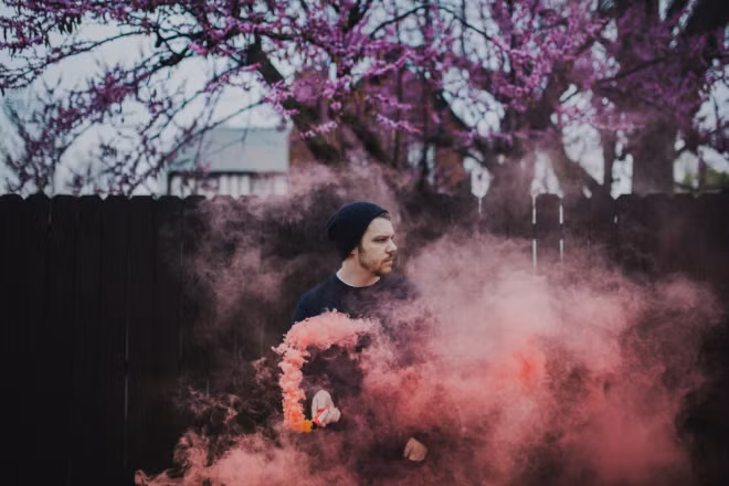 Hiện nay, ở Việt Nam cũng có vài shop online bán smoke bomb giúp bạn tha hồ sáng tạo trước ống kính.