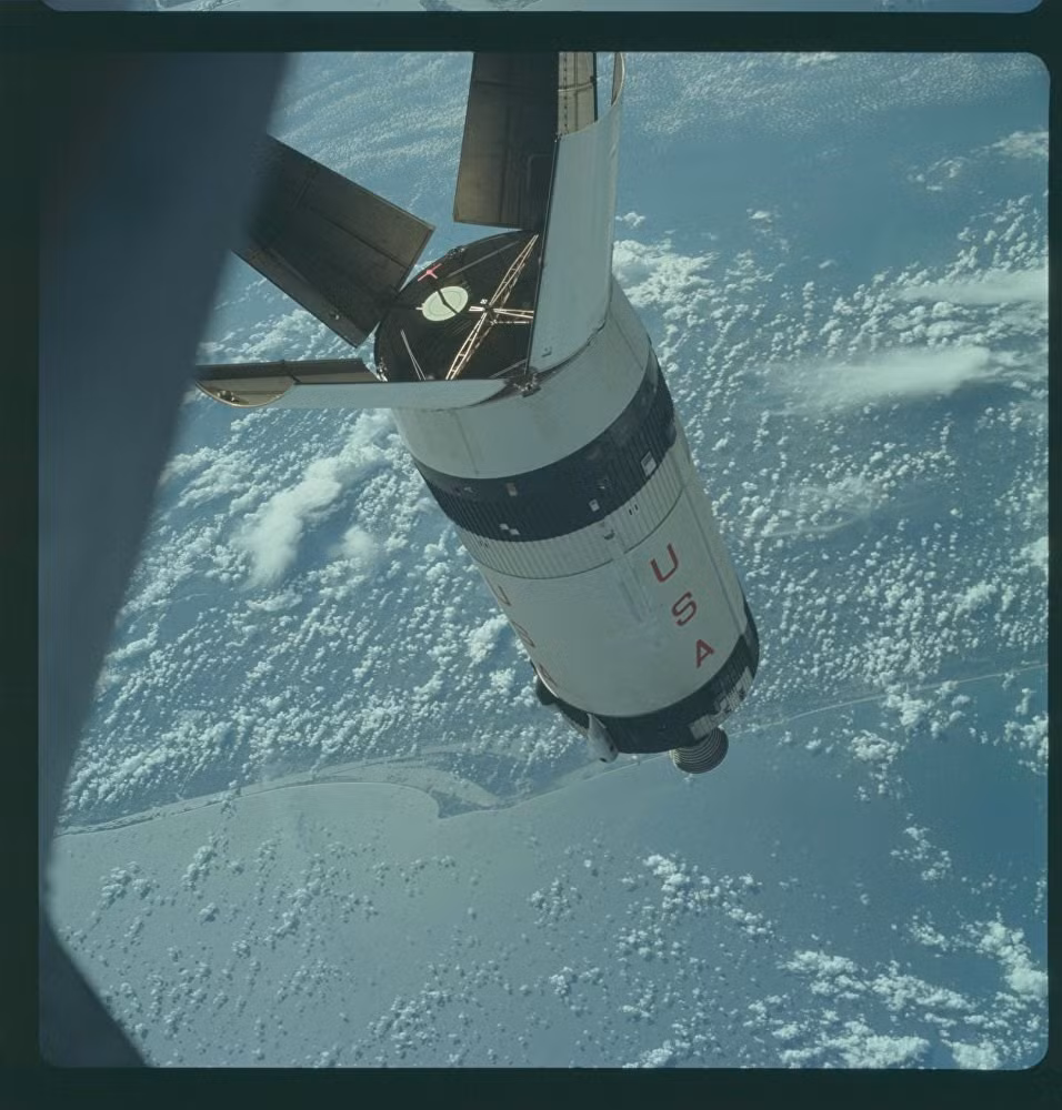 Apollo 1 là chuyến tàu đầu tiên của chương trình. Con tàu được lên kế hoạch sẽ phóng lên vũ trụ vào ngày 21/2/1967. Tuy nhiên, nó đã không bao giờ được cất cánh vì có một vụ cháy cabin trong buổi kiểm tra bay, cướp đi mạng sống của 3 phi hành gia trong đoàn bay. (Nguồn: Sputniknews).