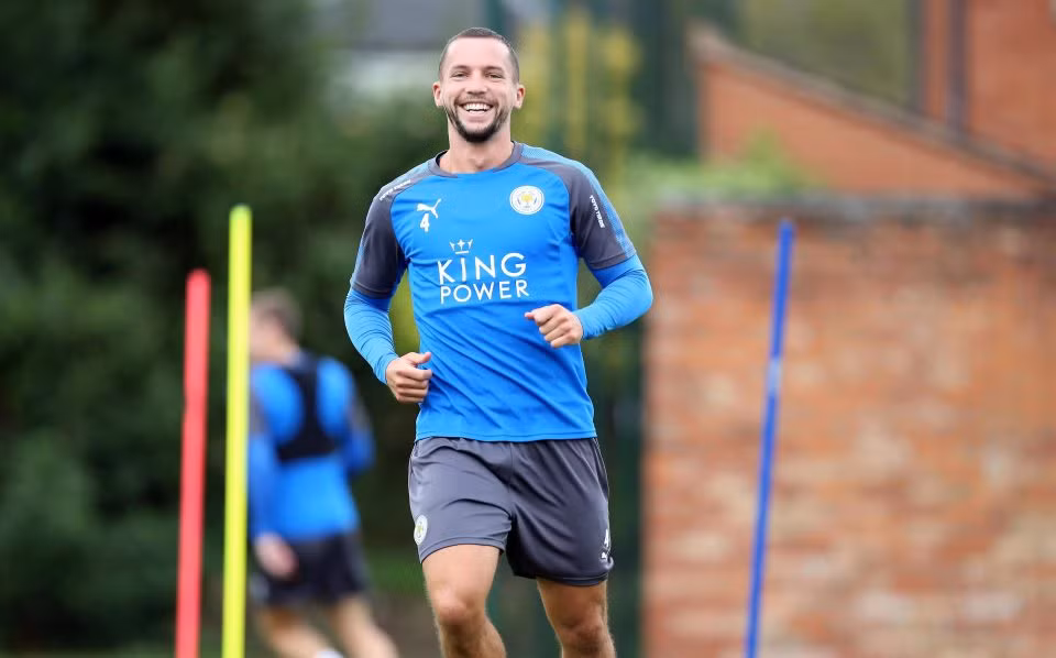Danny Drinkwater gửi yêu cầu chuyển nhượng: Tiền vệ Danny Drinkwater đã nộp yêu cầu chuyển nhượng lên BLĐ Leicester City để có thể chuyển tới Chelsea trong kỳ chuyển nhượng mùa Hè 2017. Nhiều khả năng, hai bên sẽ đi tới thống nhất ở mức phí 28 triệu bảng trong thương vụ này. Ảnh: Mirror