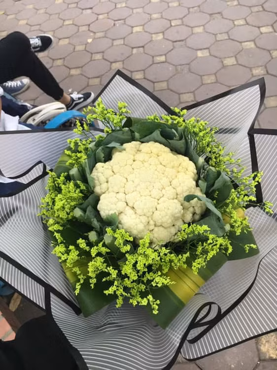 Năm nào cũng vậy, trùng vào cuối Thu cũng là mùa chụp kỷ yếu của các bạn học sinh, sinh viên. Để có bộ chụp ảnh kỷ yếu đẹp, các bạn đã phải đầu tư rất nhiều từ bối cảnh cho đến trang phục, bên cạnh đó hoa cầm tay cũng là một điểm được vô cùng chú ý.