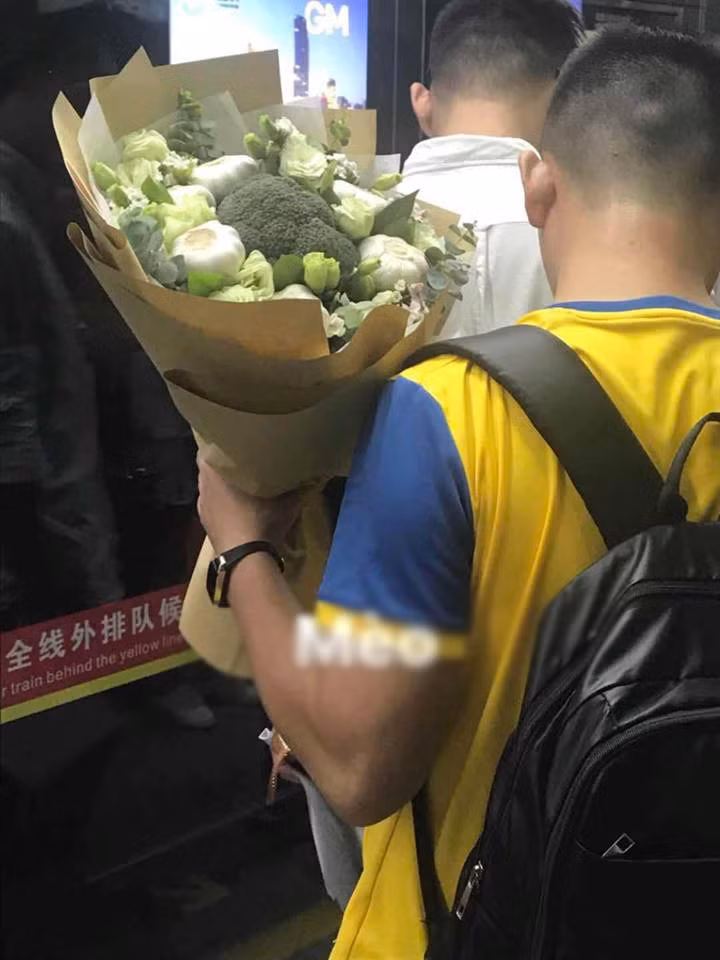Việc đưa hoa súp lơ vào bộ ảnh kỷ yếu quả thực quá độc đáo và khiến nhiều người bất ngờ. Bên cạnh đó, cũng có một số ý kiến cám ơn cô bạn tên Thanh Hải khi đã cho họ một gợi ý vô cùng tuyệt vời cho những bộ ảnh sắp tới.