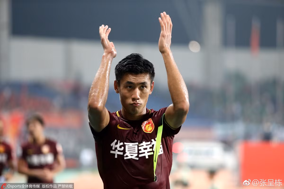Fan girl phát cuồng với “soái ca” sân cỏ Trung Quốc tại Asian Cup 2019 Fan girl phat cuong voi “soai ca” san co Trung Quoc tai Asian Cup 2019
