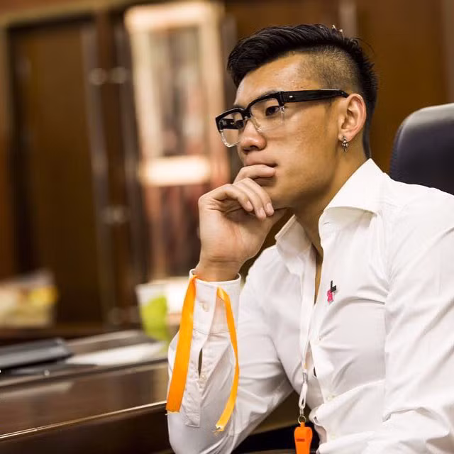Zhang Chengdong là cầu thủ mang áo số 17 của đội tuyển Trung Quốc đồng thời là ngôi sao của CLB Hebei China Fortune. Anh chàng này sinh năm 1989, đến từ tỉnh Hồ Bắc.