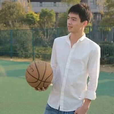 Ngoài những giờ lên lớp, Bồ Tập Tinh còn là một fan rất cuồng nhiệt của bộ môn bóng rổ. Anh chàng này cũng có tài lẻ đó là nhảy hiphop và hát rap.