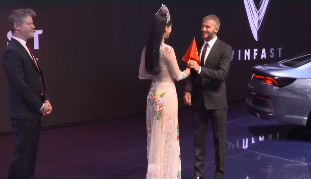 Hình ảnh thân thiện của hoa hậu Trần Tiểu Vy và danh thủ bóng đá nổi tiếng thế giới là David Beckham tại Paris Moto Show.