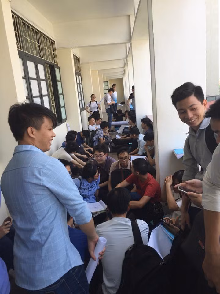Nhìn vào đó, những bức ảnh vật lộn với những bản đồ án trên, nhiều người mới thấy chẳng đâu khổ bằng sinh viên kỹ thuật.