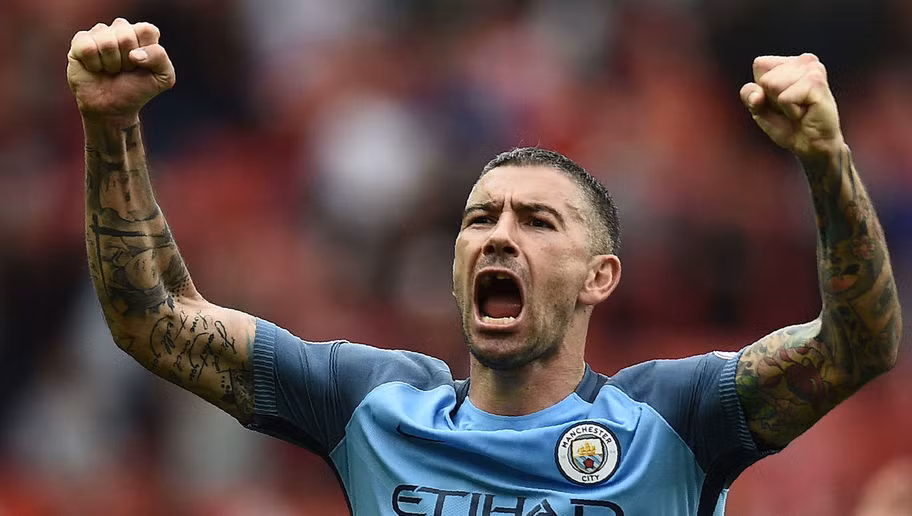 Aleksandar Kolarov đã tạo nên cơn bão bên hành lang cánh trái từ mặt trận phòng ngự đến tấn công. Tắc bóng 3 lần, đánh chặn 3 và có số lần phá bóng giải nguy cao hơn bất kỳ cầu thủ nào trên sân.