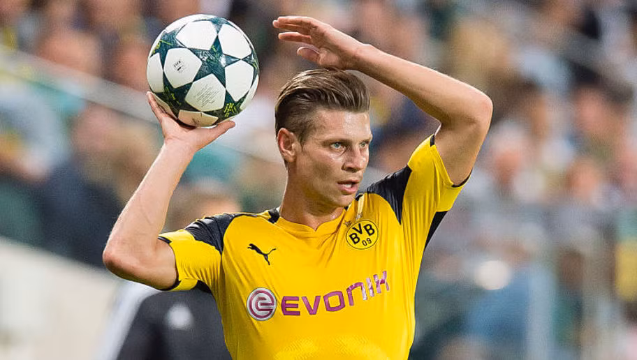 Lukasz Piszczek đã có màn trình diễn hoàn hảo bên hành lang cánh phải. Chuyền bóng chính xác gần 100%, 4 lần không chiến thành công, 8 lần thu hồi bóng giúp Dortmund tạo nên thế trận áp đảo.