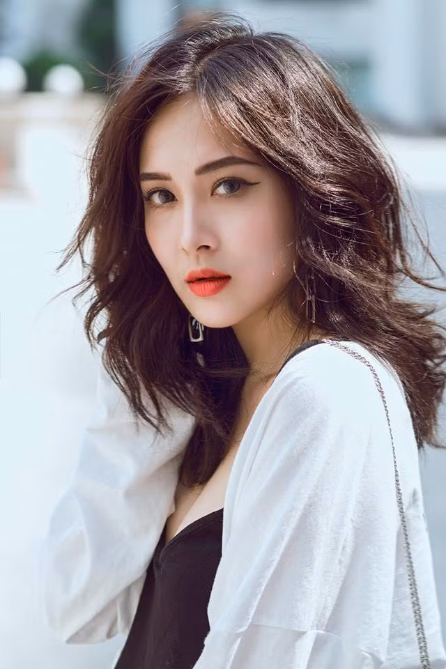 Hàng My chia sẻ: "Nhiều người gặp thắc mắc rằng My đi nắng suốt mà chẳng thấy đen chút nào, thực ra thì không phải đâu, My đen đi nhiều sau mỗi bộ hình chụp vài tiếng đồng hồ đứng ngoài nắng tạo dáng. Nhưng định kỳ, My lại tới địa chỉ làm đẹp quen thuộc để “tút tát” lại nhan sắc, chăm sóc và giữ da trắng hồng".