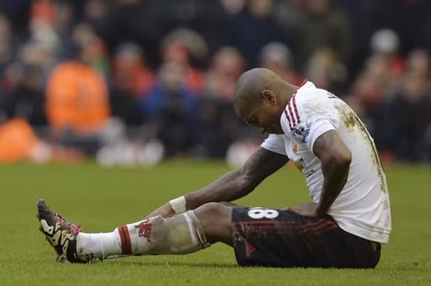 Với nguyên một đội hình bị bão chấn thương cướp đi Man United giờ trở nên tan tác và tiêu điều. Ashley Young từng được coi là đôi cánh của có thể nâng đội chủ sân Old Trafford bay cao. Nhưng với chấn thương háng gặp phải, cầu thủ này đang phải ngồi chơi xơi nước.