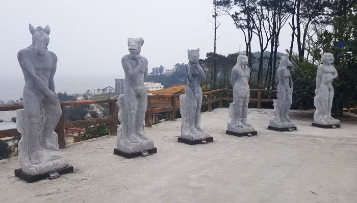 Những ngày vừa qua trên mạng xã hội, thông tin về vụ bộ tượng 12 con giáp khỏa thân gây phản cảm tại khu du lịch Hòn Dấu - Đồ Sơn - Hải Phòng trở thành câu chuyện khá hot được nhiều dân mạng cũng như các fanpage bàn tán xôn xao.