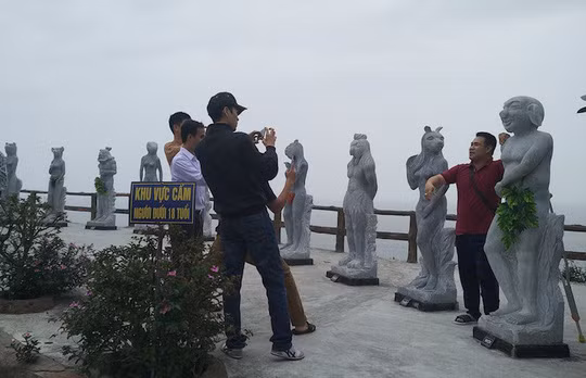 Theo cảm quan ban đầu, những bức tượng trong bộ tượng 12 con giáp phồn thực trên khá xấu, nếu không muốn nó rơi vào hàng thảm họa bởi phía trên là phần đầu thú biểu trưng cho 12 con giáp của Á Đông nhưng phần dưới chân lại được đặt theo mình người khỏa thân lộ ra bộ phận sinh dục nhạy cảm của nam và nữ theo hướng phương Tây.
