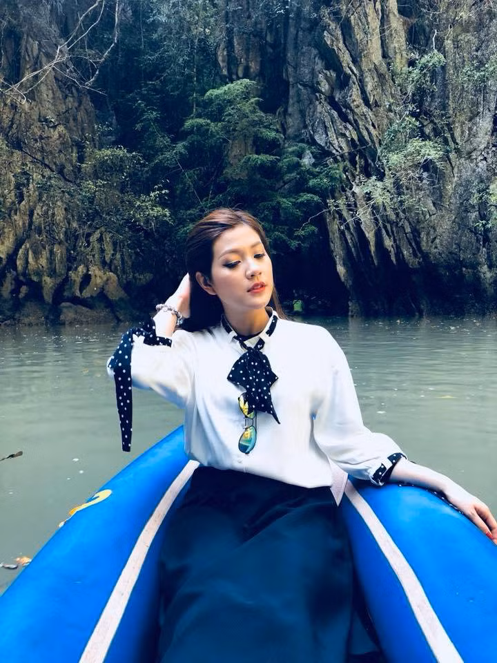 Chỉ mặc đồ bơi và quấn khăng mỏng ở ngang hông, Thu Hằng đã gây ra nhiều ý kiến trái chiều xung quanh trang phục lên sóng. Có người cho rằng, đây là xu hướng được truyền cảm hứng từ phương Tây, nhằm mục đích hâm nóng tinh thần thể thao song cũng có bình luận đánh giá trang phục như đi biển này khá phản cảm, nhất là lên hình và được phát sóng trước cả triệu khán giả.