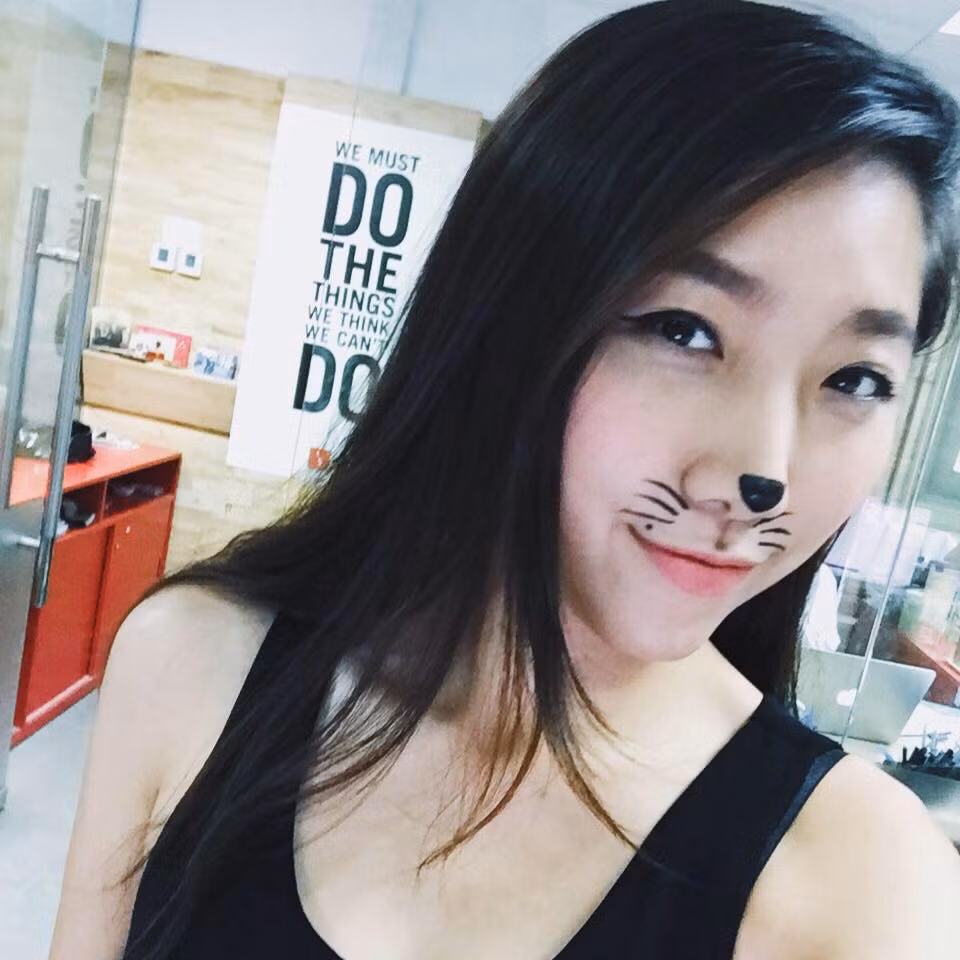 Được biết, bạn trai của Huỳnh Mi hiện đang làm việc tại Việt Nam và cả hai đã có 2 năm bên nhau. Dạo qua trang cá nhân của Huỳnh Mi khá nhiều người phải ghen tị bởi cuộc sống sang trọng, giàu có của cô.