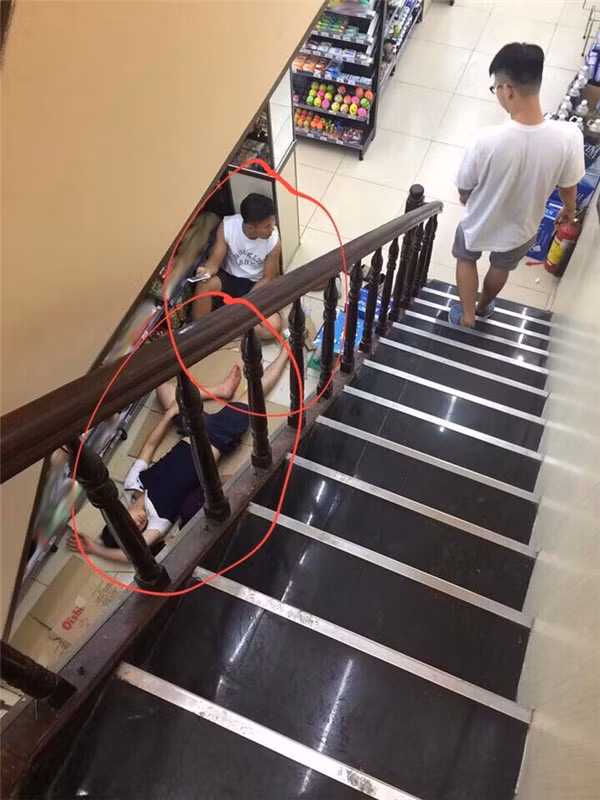 Mới đây, trên trang cá nhân của mình, tài khoản H.T đã đăng tải một bài viết nói về vấn đề ý thức kém của một số bạn trẻ khi tránh nóng trong cửa hàng tiện lợi ở Hà Nội.