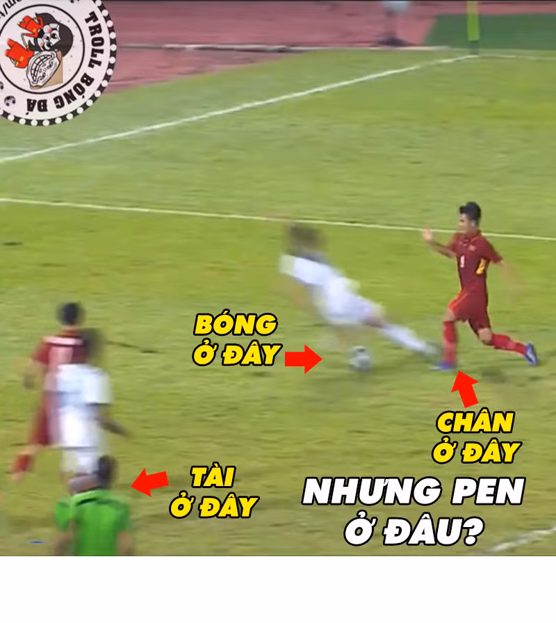 Tình huống bóng gây tranh cãi khiến nhiều người đặt câu hỏi trọng tài Mubarak đang làm gì trong trận hòa của U22 Việt Nam và U22 Indonesia tại vòng bảng môn bóng đá nam SEA Games 29. Ảnh: Troll Bóng Đá