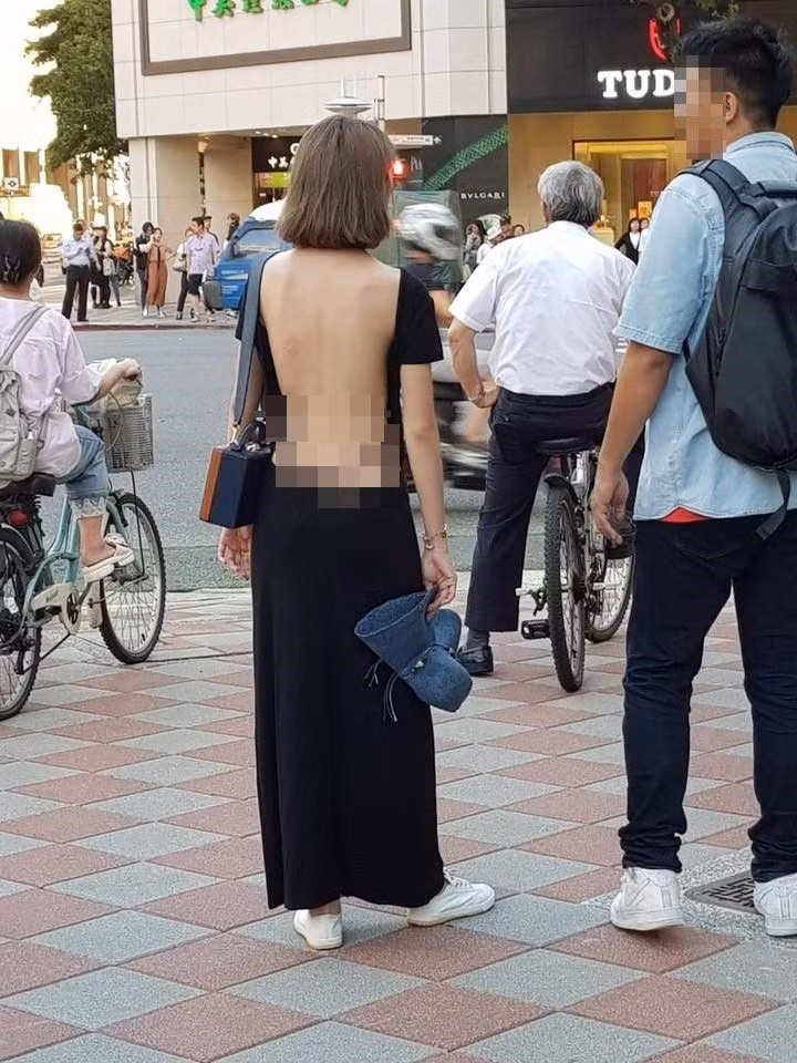 Chẳng hiểu có phải do mùa hè quá nóng nên nhiều chị em đã "tối giản" bớt vải trên người mình để cho cơ thể thoáng mát.