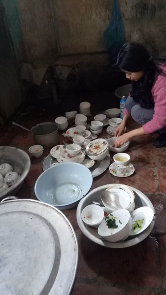 Lụi cụi nấu nấu nướng nướng xong ăn được bát cơm lại lụi cụi lau lau rửa rửa cả đống nào chén nào đĩa nào nồi niêu xoong chảo khiến chị em phát điên trong những ngày Tết.