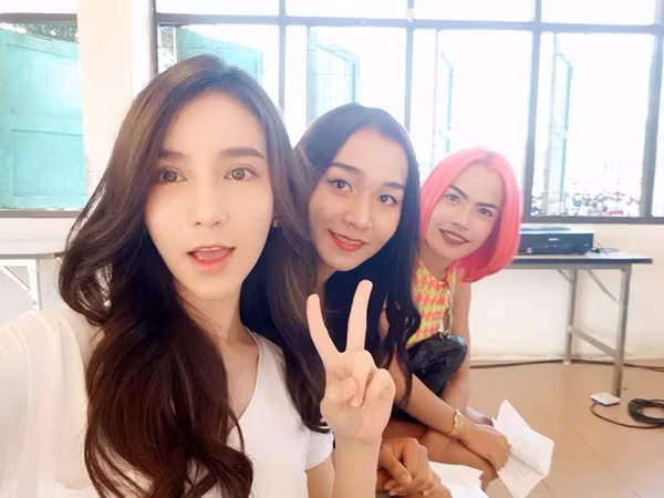 Đi cùng với Yoshi là rất nhiều các cô nàng đã chuyển giới đến để khám nghĩa vụ quân sự.