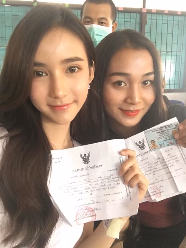 Luật pháp Thái Lan quy định tất cả nam thanh niên đến 21 tuổi đều phải thực hiện nhiệm vụ này và các cô gái chuyển giới không phải là ngoại lệ nên tân Hoa hậu chuyển giới Yoshi Rinrada cũng phải tới điểm khám.