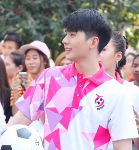 Hiện trang cá nhân của anh chàng này thu hút tới hơn 400.000 lượt người theo dõi và liên tục những bức ảnh của anh chàng này được "đào bới".