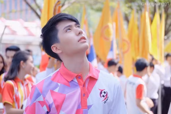 Ngay sau khi những bức ảnh của Bright được chia sẻ, trang cá nhân của anh chàng này nhận được rất nhiều sự quan tâm từ cư dân mạng.