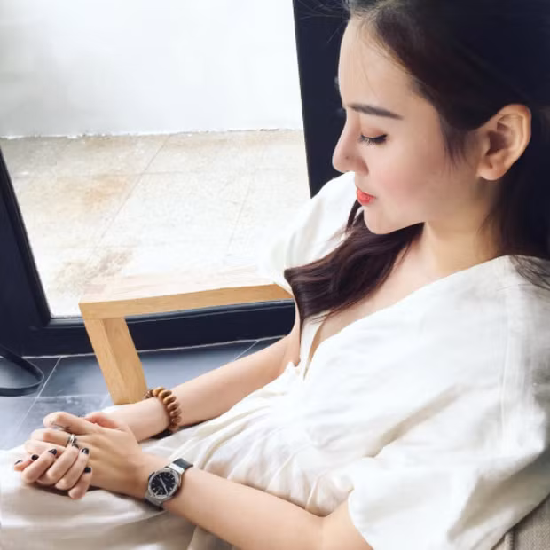 Sau khi nhận được nhưng nghi vấn của fan hâm mộ cũng như toàn thể cộng đồng mạng, Hà Lade đã thẳng thắn đáp trả trên trang cá nhân rằng: "Có phẫu thuật thẩm mỹ hay không thì kệ đi, thấy đẹp là được".