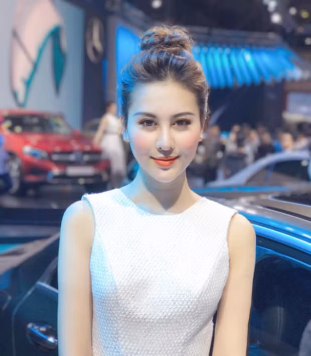 Khuôn mặt nhọn bất thường của Hà Lade xuất hiện trong một sự kiện triển lãm ô tô mới đây. Ảnh trong bài: Facebook nhân vật.