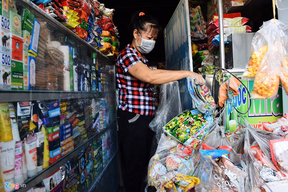 "Tôi ở một mình, lúc đó lửa lan tới cửa, khói mịt mù, bao phủ toàn bộ căn nhà, tôi hoảng hốt mò đường chạy thoát thân từ cửa sau", bà Nguyễn Thị Hà cho biết.