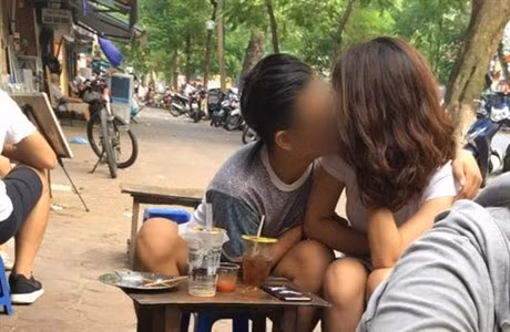 Thời gian gần đây, tần suất những sự cố tương tự bị lan truyền trên MXH ngày càng nhiều hơn. Hàng loạt cặp đôi bị bắt gặp diễn cảnh nóng toàn ở nơi công cộng và họ cũng không ngại thân mật với nhau làm người khác khó xử.
