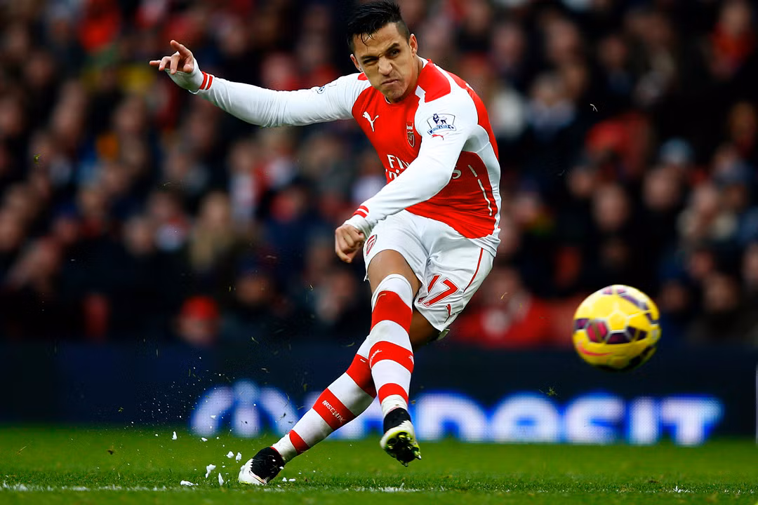 Alexis Sanchez đi đâu nếu rời Arsenal? Theo Daily Star mới đây đã đưa ra những phân tích dự đoán điểm đến của tiền đạo Alexis Sanchez vào cuối mùa giải này khi tương lai của anh trở nên vô cùng mập mờ. Cụ thể Không phải những Barcelona hay Real Madrid, đội bóng mà Sanchez muốn được khoác áo sau khi rời khỏi Arsenal chính là Sevilla. Một trong những lý do giúp đội chủ sân Ramon Sanchez Pizjuan nhận được nhiều cảm tình của Sanchez chính là nhờ HLV Jorge Sampaoli, người đồng hương và đồng thời cũng là người thầy cũ của anh trên tuyển Chile. Ảnh: The Mirror.