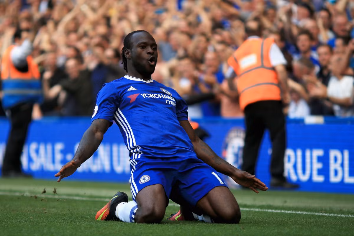 Chelsea có hợp đồng mới: Theo thông tin chuyển nhượng bóng đá mới nhất trên trang chủ của Chelsea đã đưa ra thông tin đội bóng thành London đã chính thức gia hạn hợp đồng với tiền vệ "khủng long" Victor Moses, kèm theo đó là mức lương 75 nghìn Bảng/tuần. Ảnh: Chelseafc.com