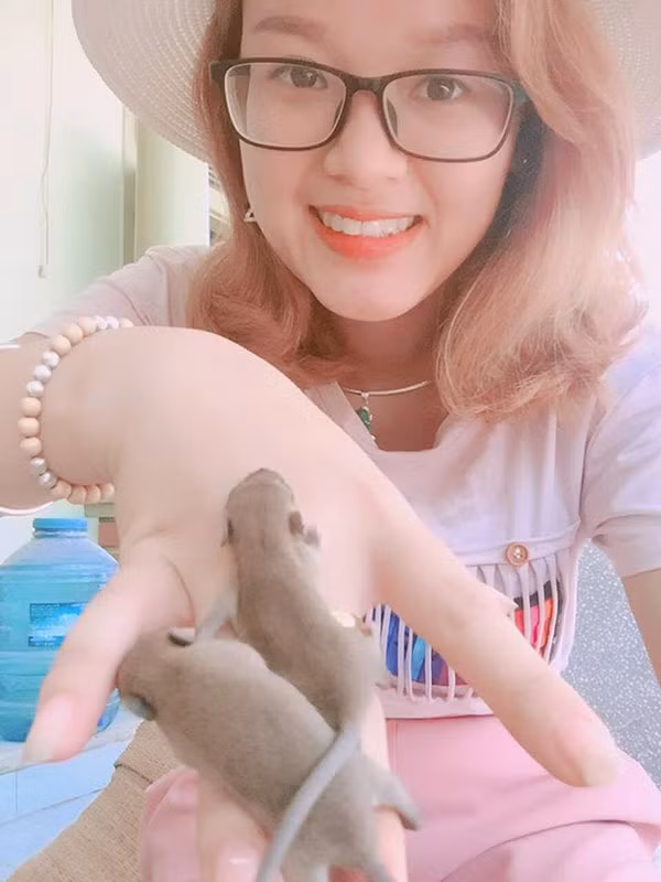 Cũng theo cô bạn 9X đến từ Nghệ An, tình yêu với loài chuột của cô bạn này đến từ năm lớp 2. Ngày ấy, khi vô tình thấy ổ chuột với những chú chuột con đỏ hỏn còn chưa mở mắt, Thu Hòa đã tò mò chạy đến rồi bắt chúng lên tay, thấy dễ thương. Và từ đó, mình yêu những chú chuột nhỏ xinh lúc nào không hay
