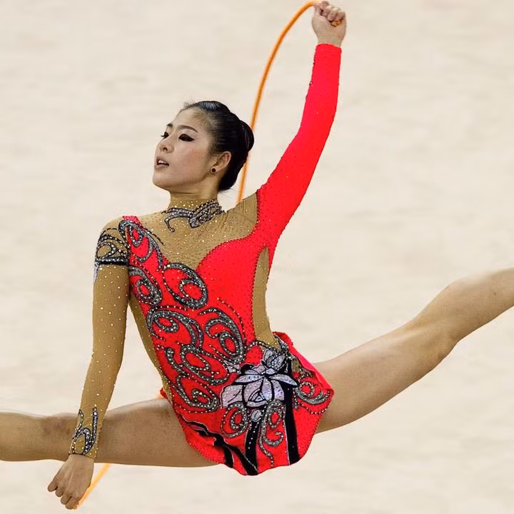 Shin Soo-Ji sinh ngày 8/1/1991 tại Seoul, Hàn Quốc. Cô từng là một VĐV tài năng của làng thể dục xứ Hàn trước khi giải nghệ.