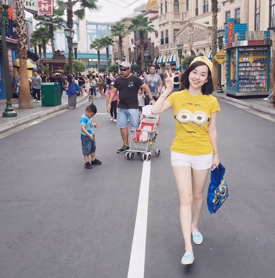 Những ngày Hồng Quân làm nhiệm vụ cùng U23 Việt Nam tại SEA Games 28 trên đất Singapore, Khánh Ly cũng thu xếp công việc vội vàng xách vali sang nước bạn để tiếp lửa cho người yêu thi đấu.