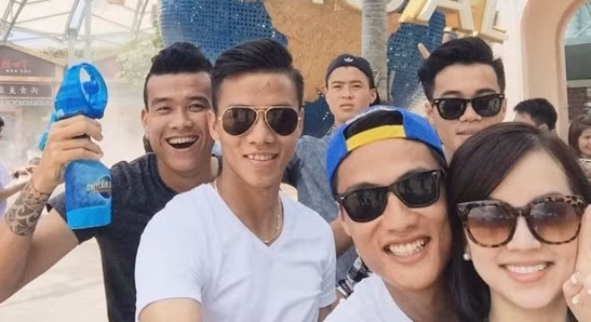 Sau trận đấu mở màn với chiến thắng 6-0 trước U23 Brunei, các cầu thủ được xả trại. Mạc Hồng Quân tranh thủ thời gian để gặp cô người yêu và họ đã cùng các đồng đội tại U23 Việt Nam có buổi tham quan công viên Universal Studio.