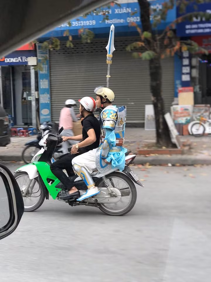 Giới trẻ ngày nay đã quen với nghệ thuật cosplay nhưng khi bất ngờ xuất hiện xuống phố của các nhân vật này khiến nhiều người giật mình.