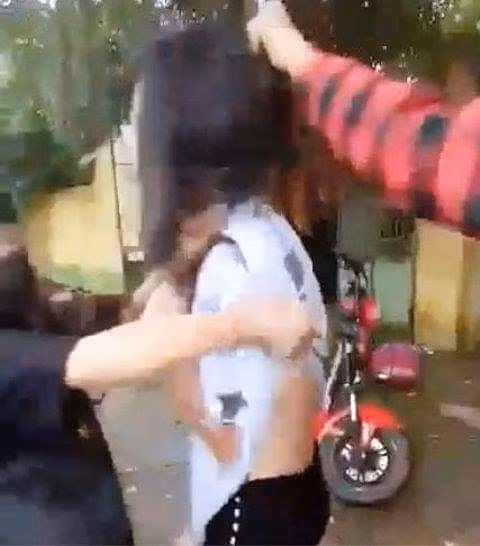 Rung dong Ha Nam: Nu sinh lop 8 bi ban danh hoi dong