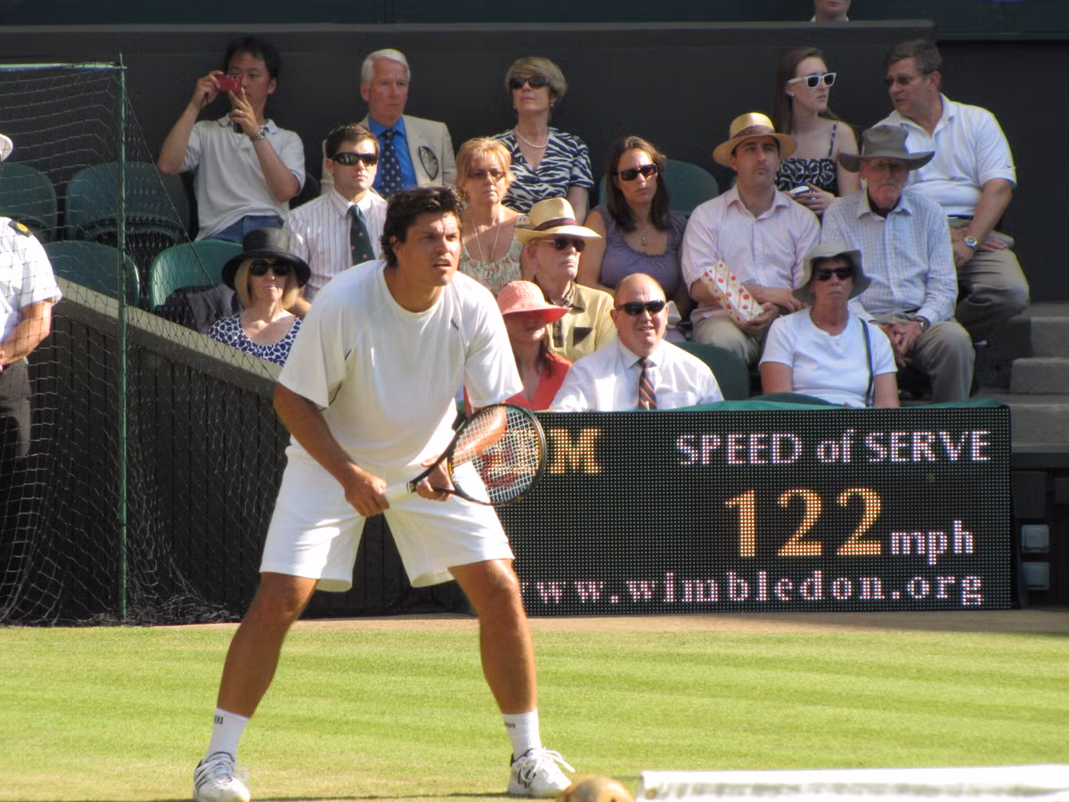 Tayler Dent là người đang giữ kỉ lục giao bóng ở Wimbledon với vận tốc vào khoảng 238km/h.
