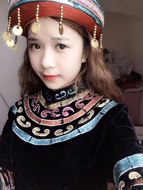 Sau thời gian miệt mài tìm kiếm, cô gái dân tộc hát nhép được cộng đồng mạng chú ý đã lộ diện và có tên là Đỗ Thị Hằng (sinh năm 2001), hiện đang theo học trường Văn hóa nghệ thuật và du lịch Yên Bái, chuyên ngành thanh nhạc.