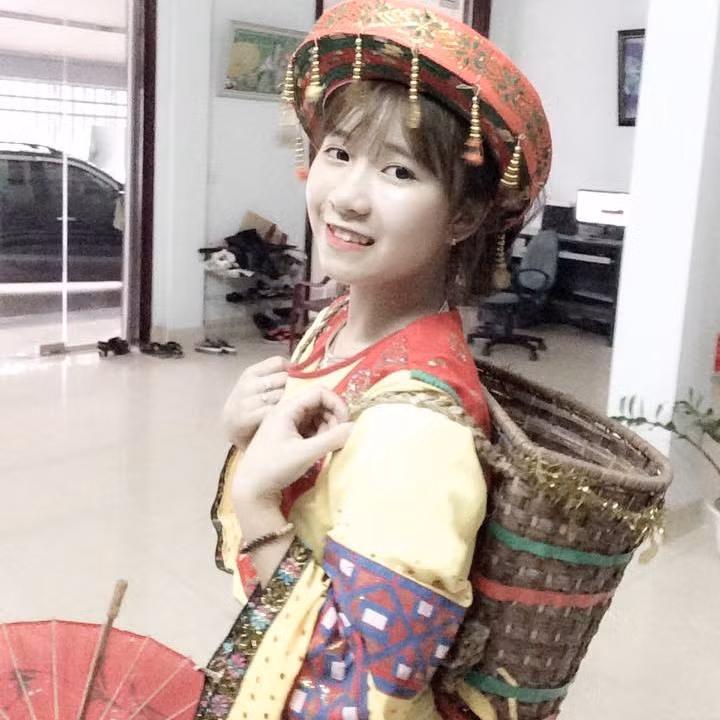 Chính bởi sự dễ thương của "cô gái dân tộc" này đã giúp đoạn clip nhanh chóng nhận được nhiều lượt xem trên mạng xã hội. Cũng từ đó, dân mạng sôi sục tìm danh tính chủ nhân của clip.