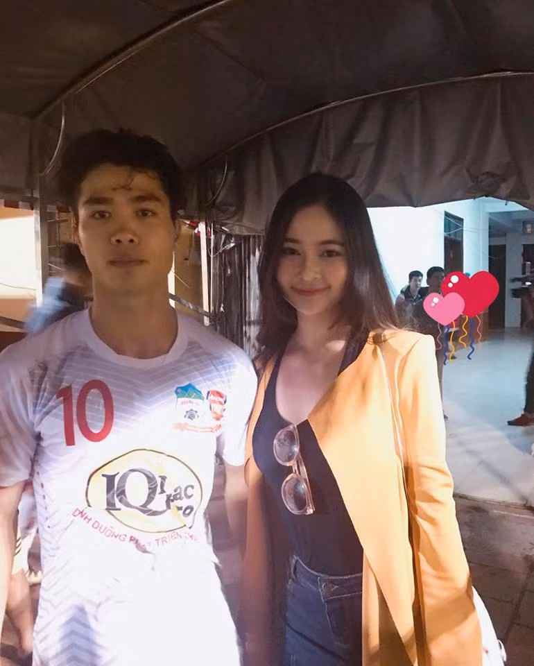 Sau khi bức ảnh cô gái xinh đẹp như hot girl chụp cạnh cầu thủ Công Phượng được đăng tải, rất nhiều dân mạng đã đổ xô đi tìm tung tích của nữ nhân vật chính. Được biết, cô gái đang gây chú ý đó là Thái Thảo Nguyên, sinh năm 1998 tại Đà Nẵng, hiện đang học tiếng Anh tại trường đại học Rmit thành phố Hồ Chí Minh.