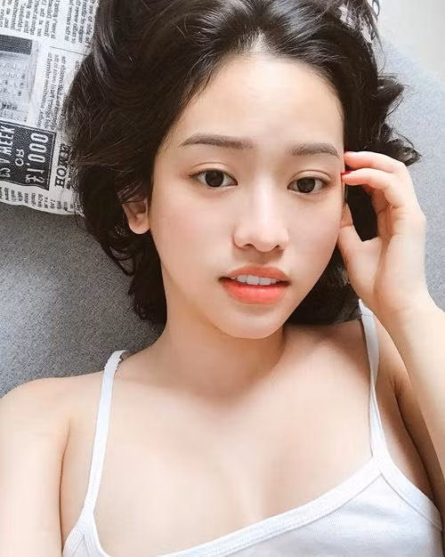 Trong bức ảnh chụp lén, dù gương mặt Thúy Vi bị tóc che gần hết nhưng dân mạng vẫn khẳng định chắc nịch đây là hot girl Cà Mau nhờ hình xăm viên kim cương trên cánh tay.