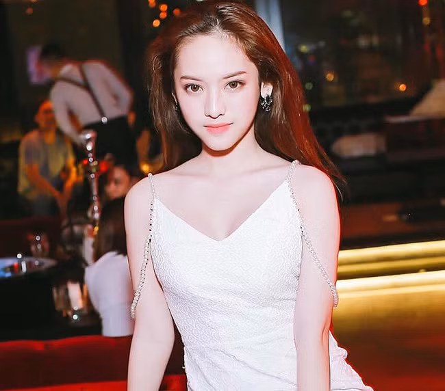 Sự khác biệt rõ rệt giữa những tấm hình chưa được photoshop của Thúy Vi khiến dân mạng tin rằng hot girl thị phi này phải dùng nhiều thủ thuật chỉnh sửa ảnh để có vóc dáng nuột nà, gương mặt quyến rũ.